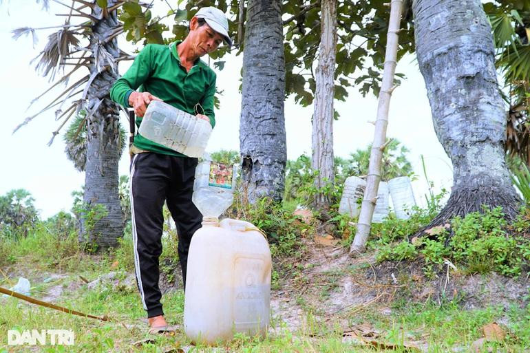 Giá nước thốt nốt khoảng 40.000 đồng/lít, tùy thời điểm (Ảnh: Bảo Kỳ). Giá nước thốt nốt khoảng 40.000 đồng/lít, tùy thời điểm (Ảnh: Bảo Kỳ).