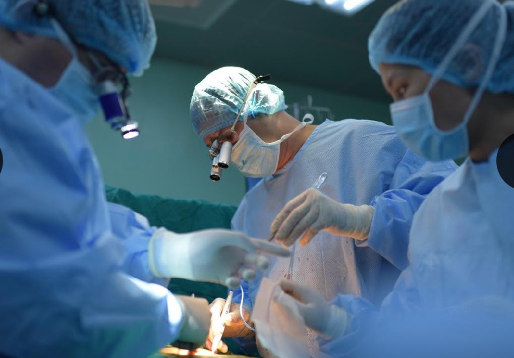 TS-BS Dương Đức Hùng đang thực hiện một ca mổ