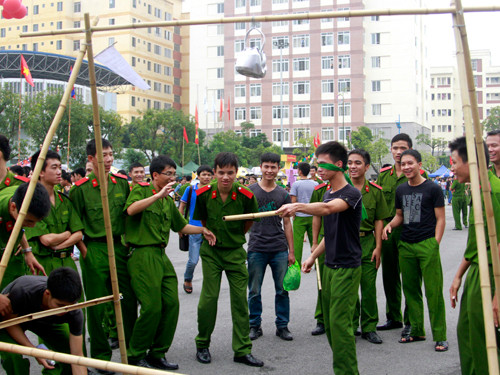 Trò chơi Bịt mắt đập niêu cũng thu hút nhiều bạn tham gia
