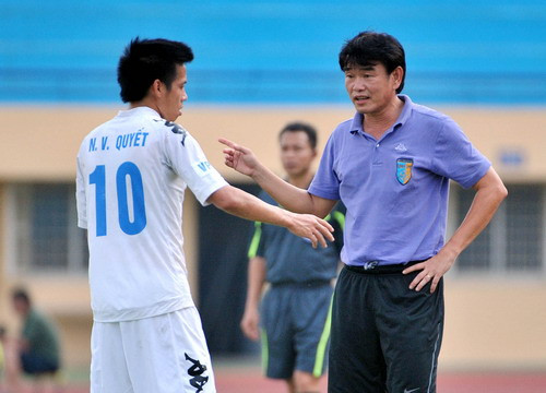 HLV Phan Thanh (phải) sắp nắm đội tuyển Việt Nam thi đấu tại AFF Cup 2012. Ảnh: Minh Tú HLV Phan Thanh (phải) sắp nắm đội tuyển Việt Nam thi đấu tại AFF Cup 2012
