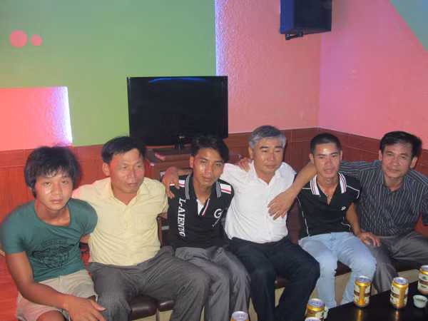 Các thủy thủ trong sự sẻ chia của người dân quê mình