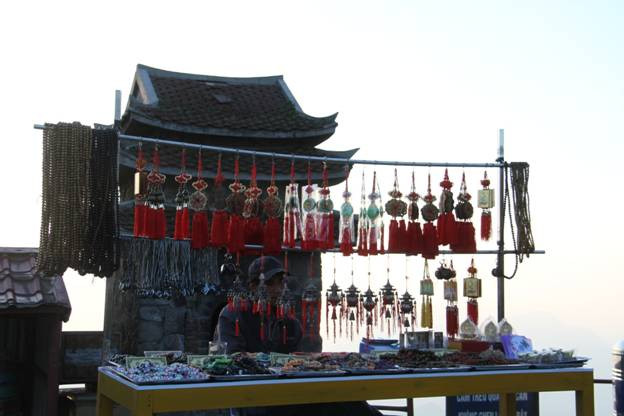 Quày hàng lưu niệm trên đỉnh Yên Tử