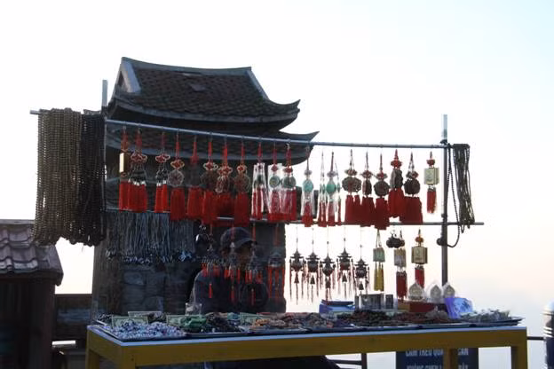 Quày hàng lưu niệm trên đỉnh Yên Tử