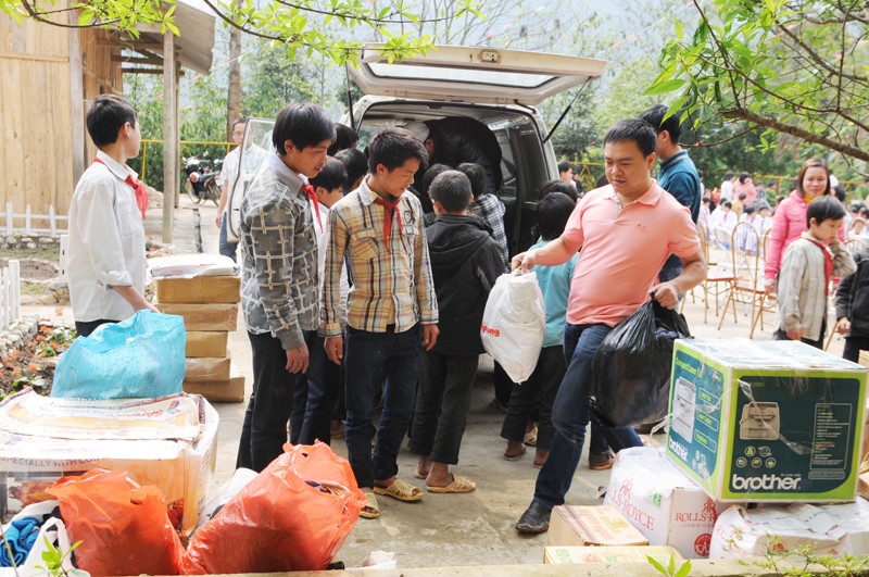 Những gói quà từ thiện về với trẻ em miền núi Sa Pa