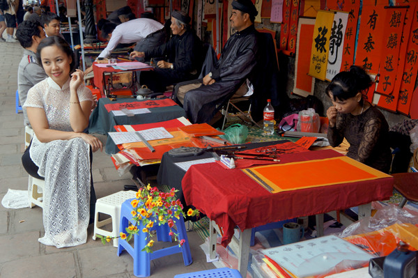 Giới trẻ đổ về phố ông đồ chụp ảnh lưu niệm