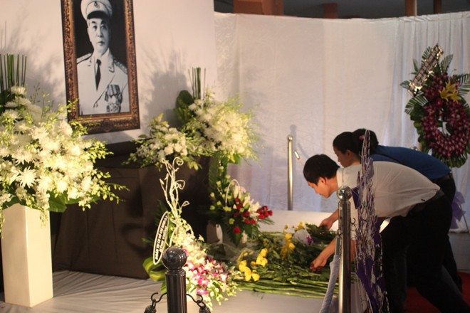  Đặt những cành hoa trước bàn thờ của Người 
