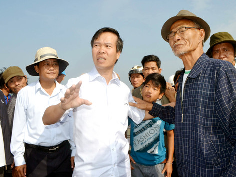 Bí thư Tỉnh ủy Võ Văn Thưởng lắng nghe ý kiến người dân