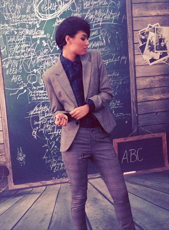 "Chân dài" Hồng Quế cũng khoe vẻ "manly" với áo vest và mái tóc ngắn cá tính. Tuy nhiên chiếc áo sơ-mi khoét sâu vẫn làm nàng hot girl quyến rũ và gợi cảm.