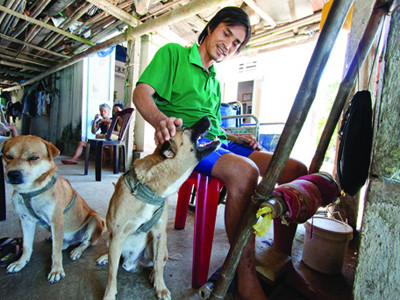 Chú chó No (phải) vẫn thường nũng nịu bên anh Huệ khi ở nhà. Chú chó No (phải) vẫn thường nũng nịu bên anh Huệ khi ở nhà