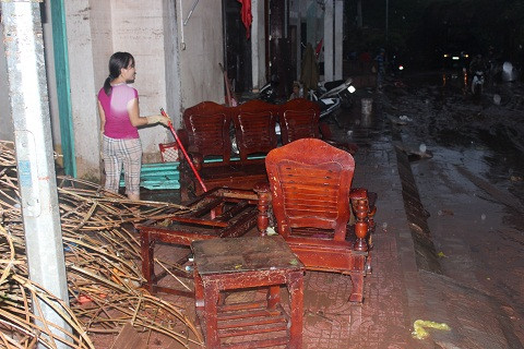 Thu dọn lại nhà cửa sau lũ 