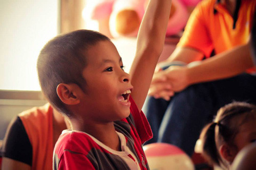 Nét mặt hào hứng của bệnh nhi ung thư tại lớp học Nhân Ái. Nét mặt hào hứng của bệnh nhi ung thư tại lớp học Nhân Ái