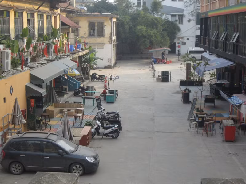 Nhiều cửa hàng đã đóng cửa sau khi nhận được quyết định