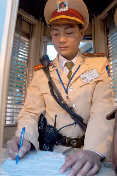 Đeo thẻ xanh khi lập biên bản xử phạt. Đeo thẻ xanh khi lập biên bản xử phạt