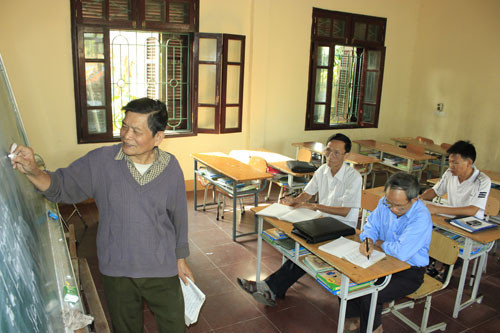 Cụ Bảo đang lên lớp. Cụ Bảo đang lên lớp