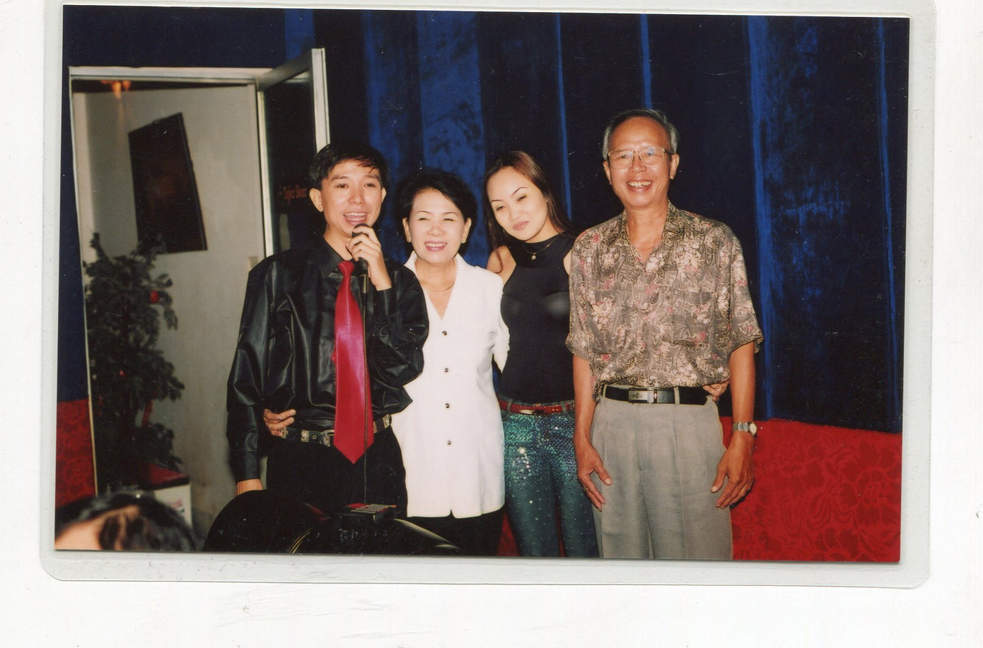 Vợ chồng Long Nhật và ba mẹ anh