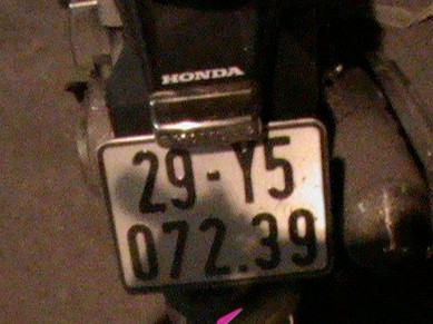 Chiếc xe của đối tượng Trần Trọng Quý Tổ công tác đã tiến hành bàn giao đối tượng cùng tang vật để CA phường Giáp Bát xử lý. Thế nhưng, tại cơ quan CA, Quý lại tiếp tục thái độ quanh co, chối tội và một mực khai rằng không hề biết gì về 2 gói ma túy đá kia. Trong quá trình lấy lời khai, Trần Trọng Quý còn “khoe” rằng mình đã đi tù 16 năm rồi nên hắn sẽ không bao giờ 