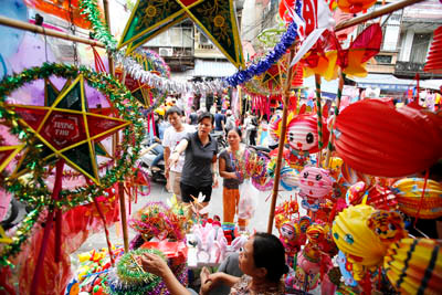 Mọi người hướng cho các trẻ nhỏ chơi đồ chơi truyền thống nhiều hơn là những đồ chơi mang tính bạo lực. Mọi người hướng cho các trẻ nhỏ chơi đồ chơi truyền thống nhiều hơn là những đồ chơi mang tính bạo lực