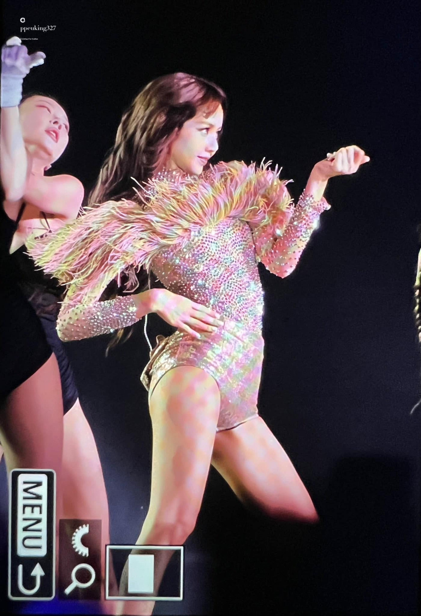 Năm 2021, Lisa xếp thứ 3 trong Top 6 nữ nghệ sĩ K-biz sở hữu vóc dáng lý tưởng nhất do các huấn luyện viên thể hình bình chọn trong cuộc khảo sát do chương trình TMI News (Hàn Quốc) tổ chức. Chuyên gia khen cô sở hữu tỷ lệ cơ thể lý tưởng. Ảnh: Ppeuking327.