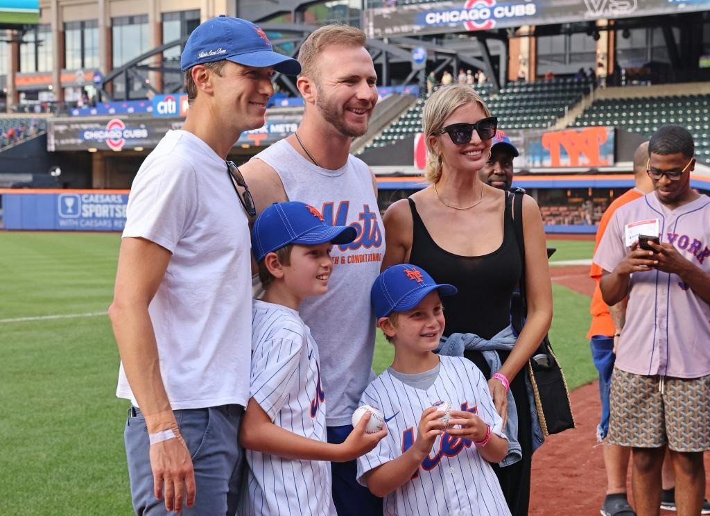 Gia đình triệu phú Mỹ chụp ảnh với một số ngôi sao của Mets như Francisco Lindor, Pete Alonso...