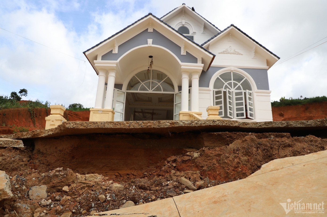 Hiện ông phải chuyển đến nơi khác cách đó khoảng 3 km để sinh sống tạm bợ.