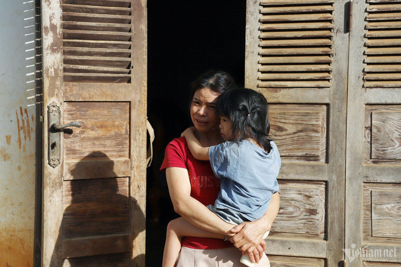 "Khi nhận thấy tình trạng sụt lún này tôi thấy rất lo lắng. Mong ngành chức năng sớm có giải pháp khắc phục", chị Nguyễn Thị Nhung nói.