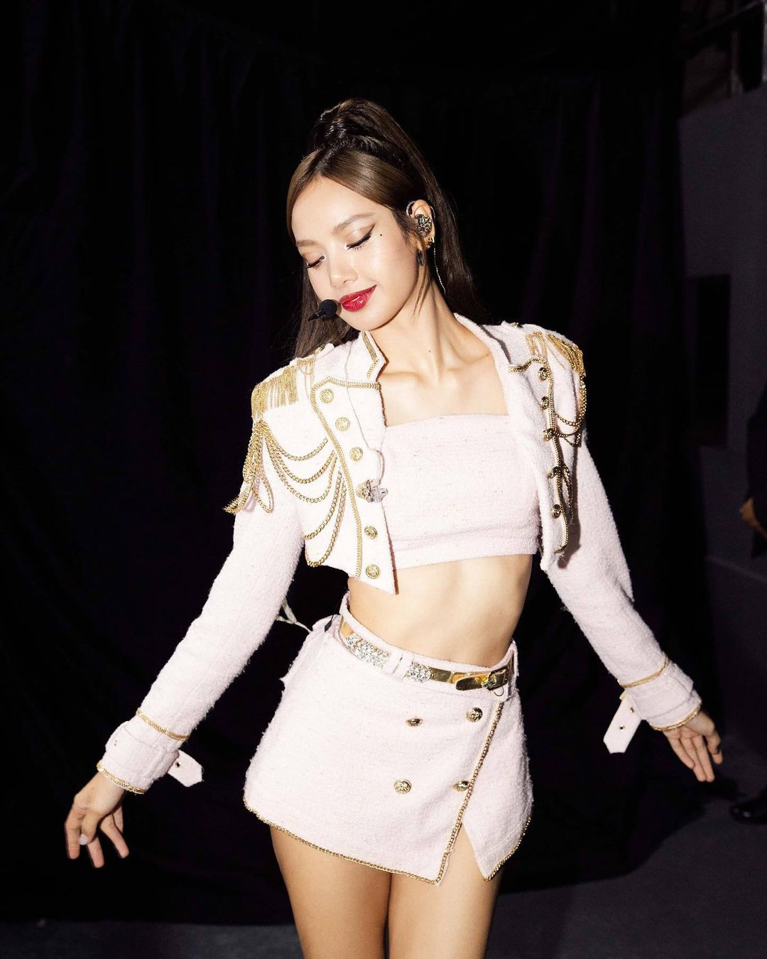 Khi không đi lưu diễn, Lisa tập pilates và nhảy để rèn luyện thể lực. Người đẹp sinh năm 1997 cũng hứng thú với boxing. Tuy nhiên, trong cuộc phỏng vấn với tạp chí W Hàn Quốc số ra tháng 8, Lisa khẳng định không dành nhiều thời gian cho tập thể dục vì công việc idol khiến cô tiêu hao nhiều năng lượng. Ảnh: IG.