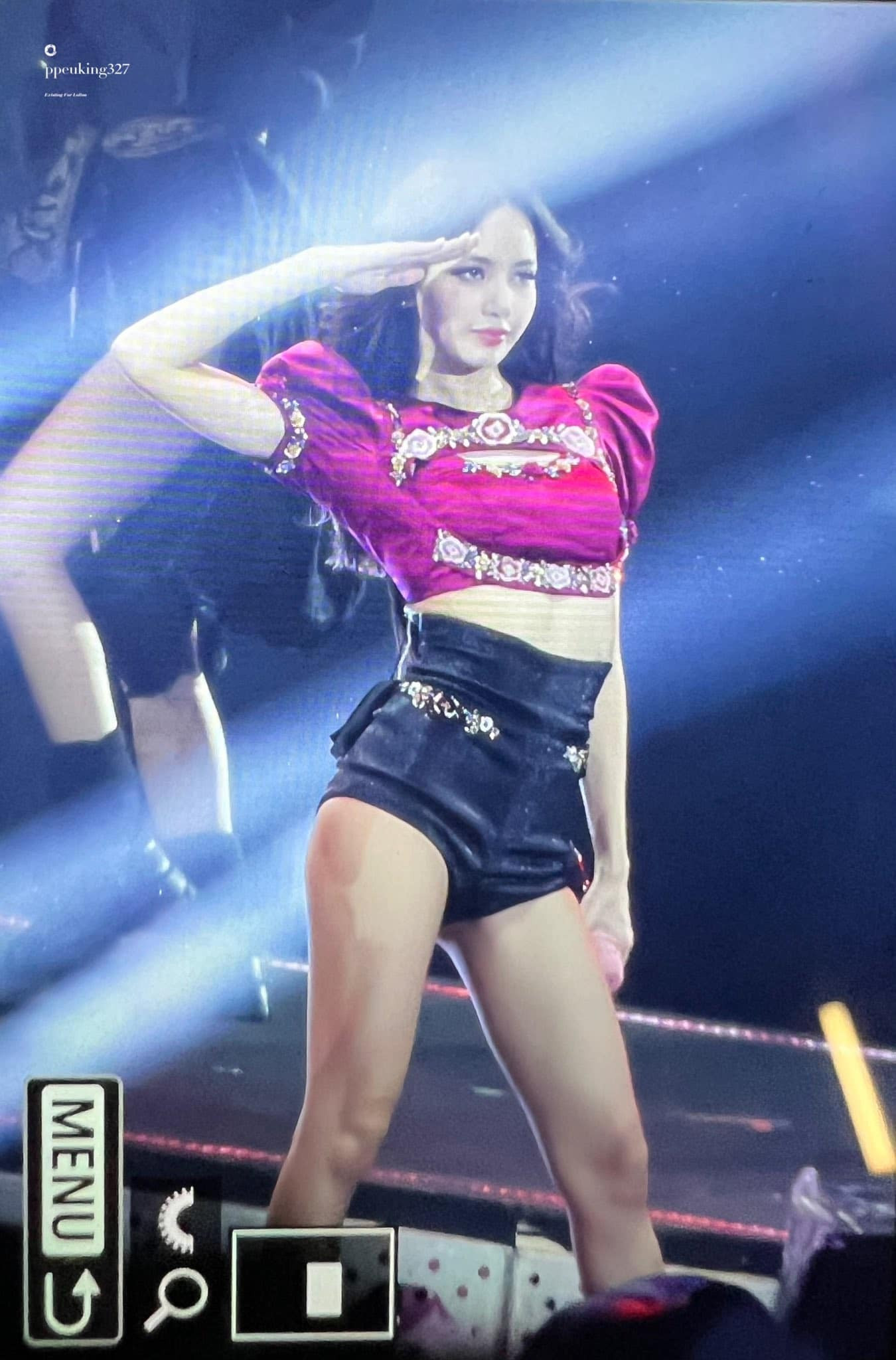 Vòng eo siêu bé và đôi chân thon dài là hai thế mạnh lớn nhất giúp em út BlackPink được ca ngợi là "thánh body" của Kpop. Ảnh: Ppeuking327.