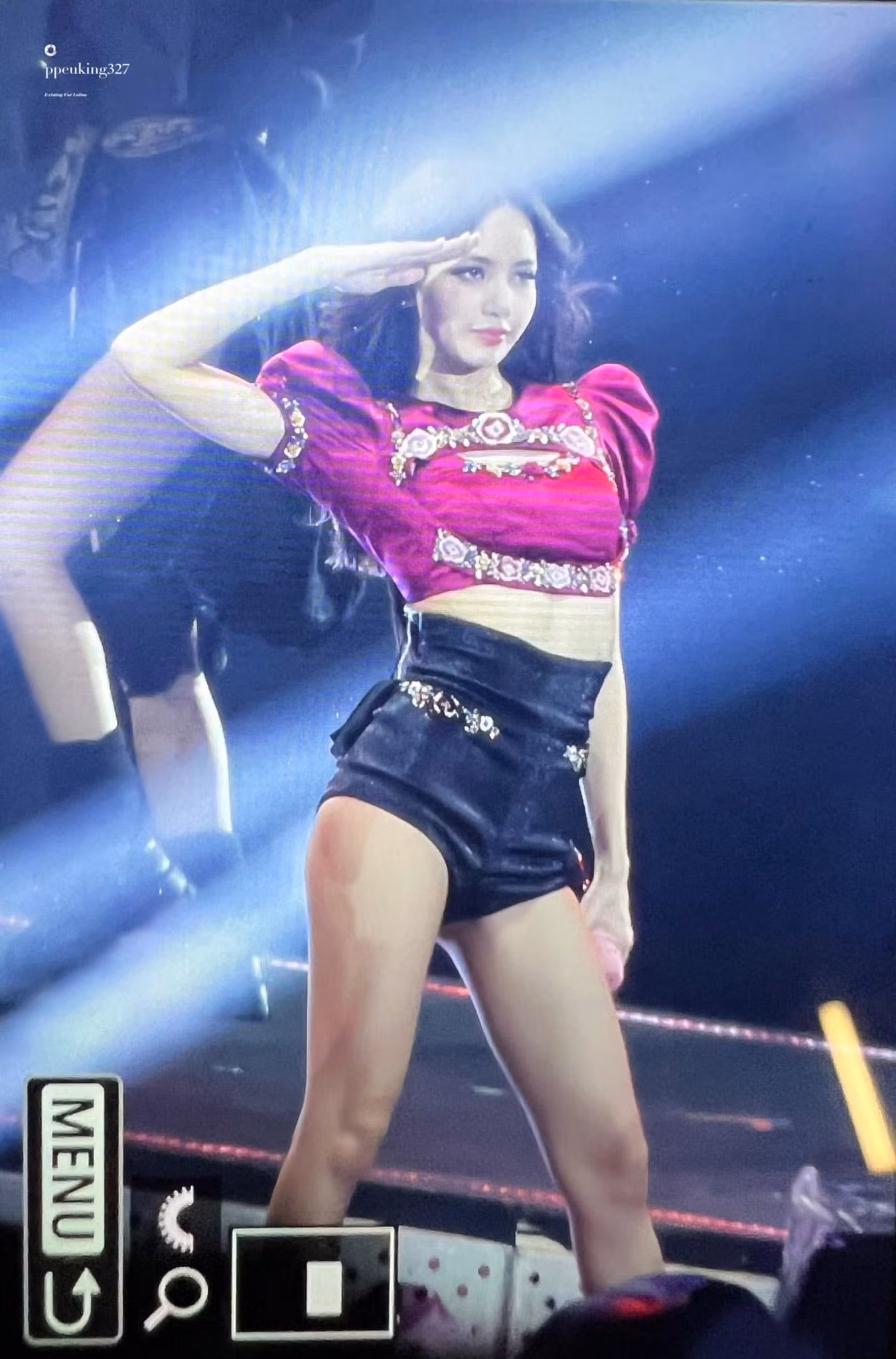 Vòng eo siêu bé và đôi chân thon dài là hai thế mạnh lớn nhất giúp em út BlackPink được ca ngợi là "thánh body" của Kpop. Ảnh: Ppeuking327.