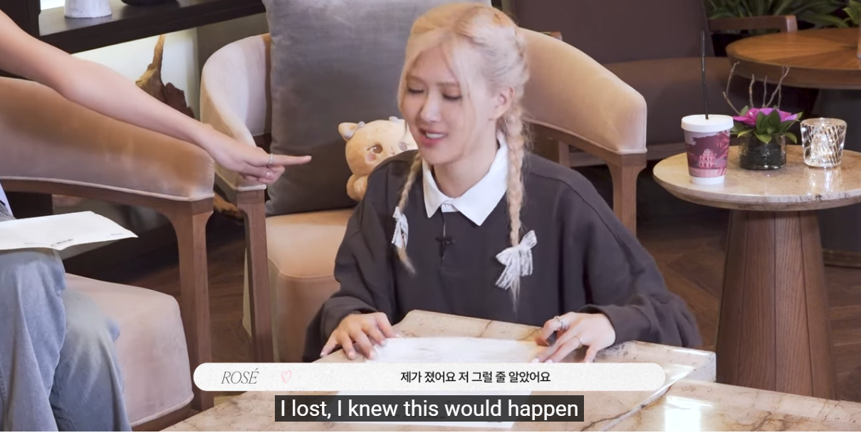 Rosé phải chịu phạt vì trả lời sai nhiều câu hỏi nhất về BlackPink. Rosé phải chịu phạt vì trả lời sai nhiều câu hỏi nhất về BlackPink.