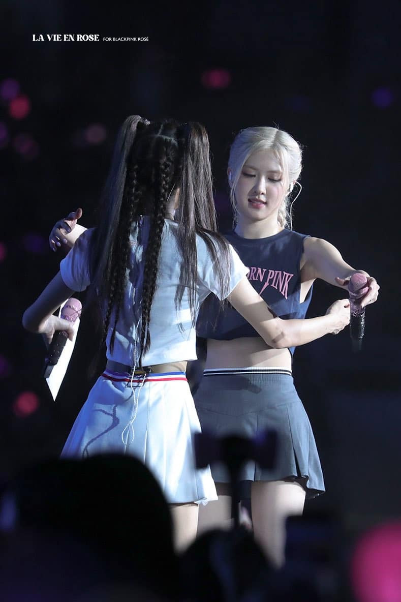Khi đứng cạnh các thành viên khác, Rosé luôn mang đến cảm giác mềm mại và thoát tục hơn.
