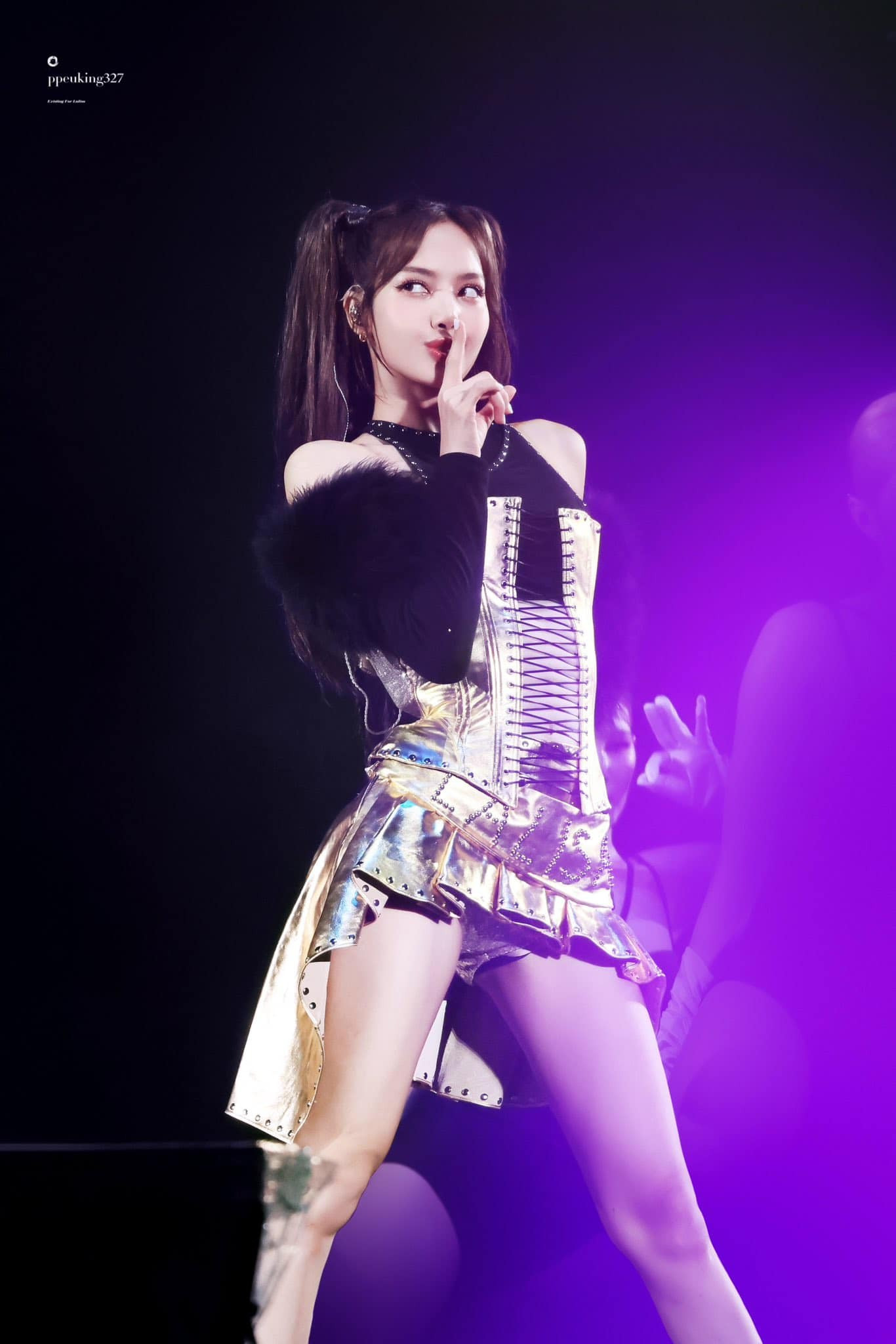 Theo truyền thông Hàn Quốc, vì vóc dáng của Lisa quá chuẩn, các thành viên BlackPink còn lại phải kiểm soát chế độ ăn uống để phù hợp với em út. Ảnh: Ppeuking327.