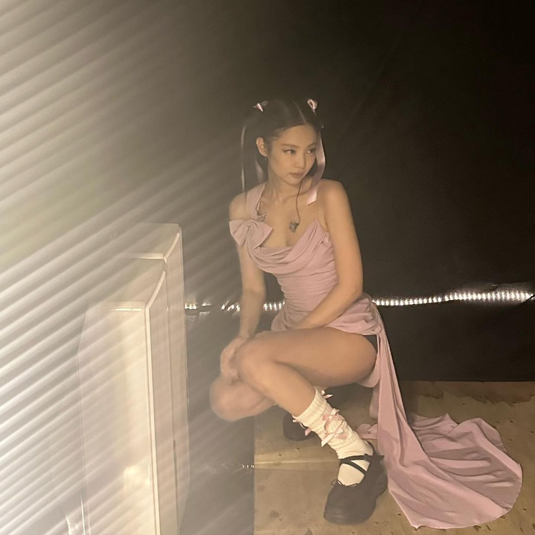 Jennie tạo dáng gợi cảm ở hậu trường. Thân hình thon thả, săn chắc của người đẹp trong hai đêm diễn ở Hà Nội gây bão mạng xã hội.