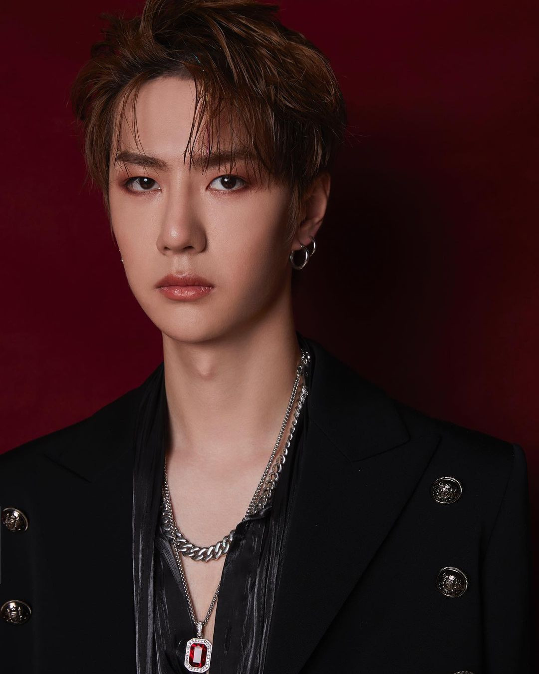 Vương Nhất Bác nhận được 11.690 phiếu bầu, giữ vị trí thứ 3, đồng hạng với cuộc bình chọn 2 năm trước. Vương Nhất Bác là ca sĩ, diễn viên, người dẫn chương trình và tay đua motor chuyên nghiệp người Trung Quốc. Anh là thành viên của nhóm nhạc nam Hàn-Trung UNIQ. Anh nổi tiếng khắp châu Á nhờ vai Lam Vong Cơ trong bộ phim chuyển thể từ tiểu thuyết đam mỹ Trần Tình Lệnh.