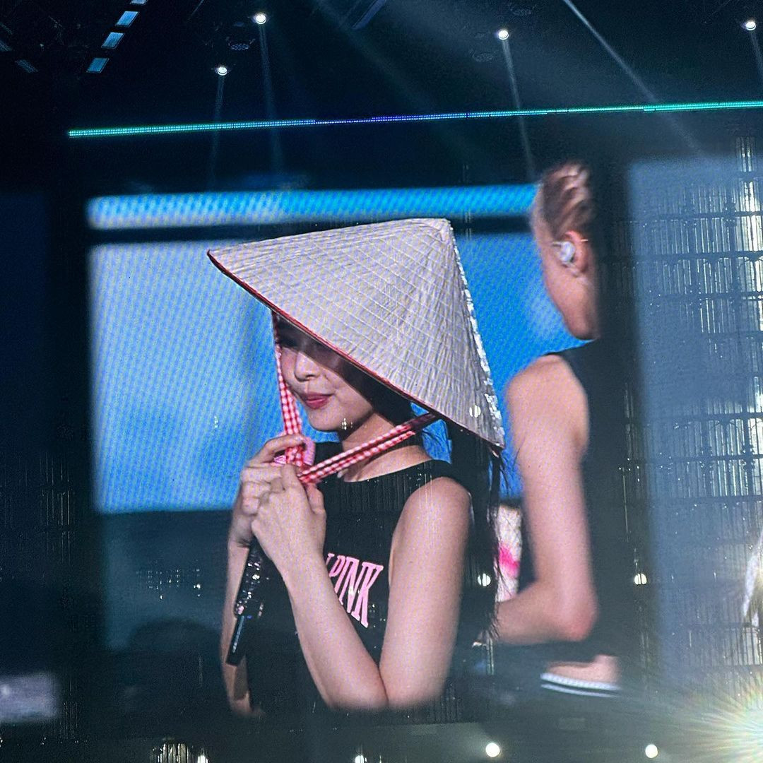 Jisoo và Jennie đều đăng ảnh đội nón lá trong bài đăng mới nhất trên Instagram khiến fan Việt ấm lòng.