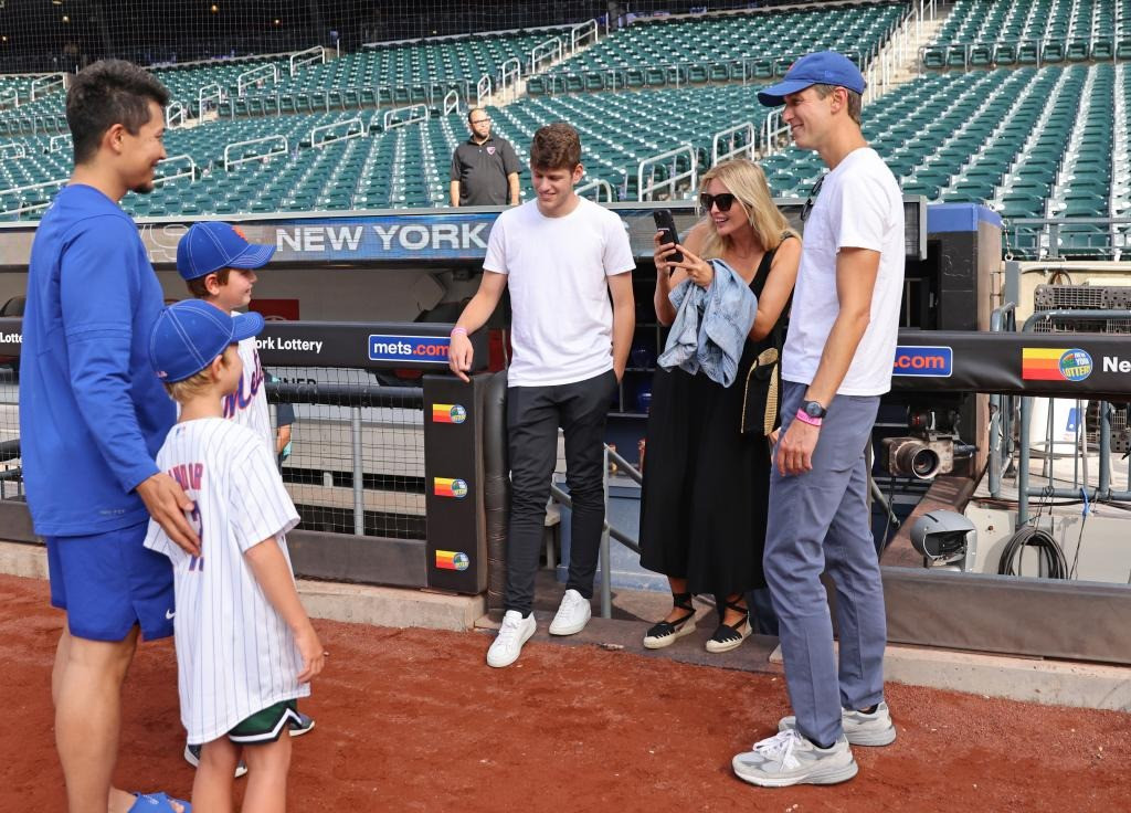 Ivanka giống mọi người mẹ bình thường khác, nhận nhiệm vụ chụp ảnh cho con cùng thần tượng. Năm 2022, cô tuyên bố không tiếp tục tham gia chính trị, thay vào đó ưu tiên thời gian và sức lực chăm lo cho các con, cũng như gia đình nhỏ.