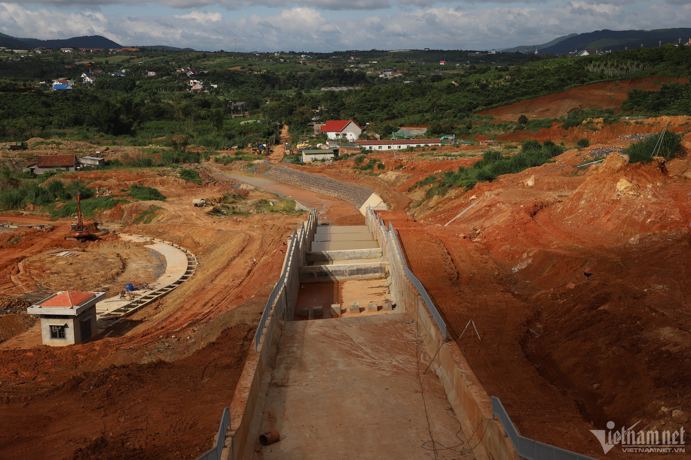 Sáng 8/8, đại diện Bộ NN&amp;PTNT cùng các cơ quan chuyên môn, nhà khoa học, lãnh đạo tỉnh Lâm Đồng đến hiện trường khảo sát thực trạng, nghiên cứu tìm giải pháp xử lý sự cố. Nhiều ý kiến cho rằng sự sụt lún tại đây không hoàn toàn do mưa lớn mà địa chất khu vực này có một cung sạt trượt. Khi dự án thi công, cung sạt trượt này diễn ra nhanh hơn bình thường.