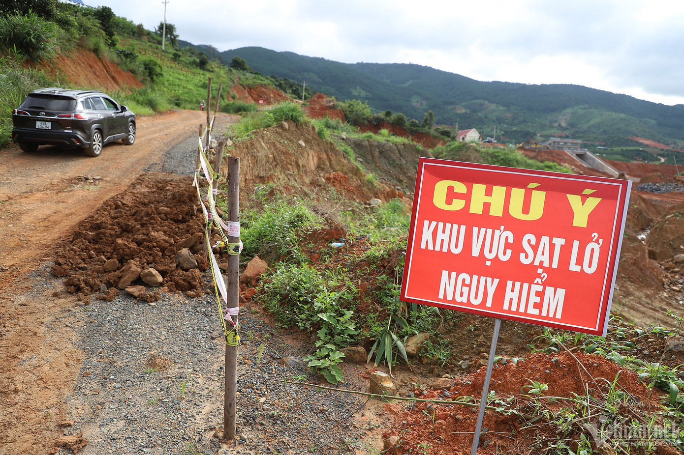 Dọc theo khu vực có hiện tượng sụt lún, nứt nẻ, hư hỏng, 9 ngôi nhà và nhiều hecta đất sản xuất của các hộ dân bị ảnh hưởng.