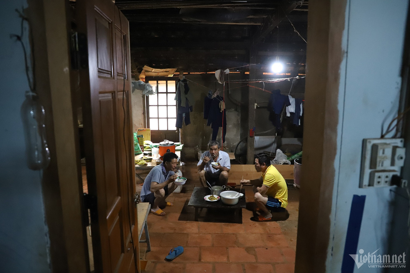 Ông Sáu (giữa) và nhóm thợ thi công dự án hồ chứa nước Đông Thanh ngừng làm việc đã được khoảng 1 tháng và bám trụ lại một căn nhà thuê gần công trường. "Chúng tôi hiện không có việc làm, rất mong dự án sớm tái khởi động trở lại trong thời gian tới", ông nói.