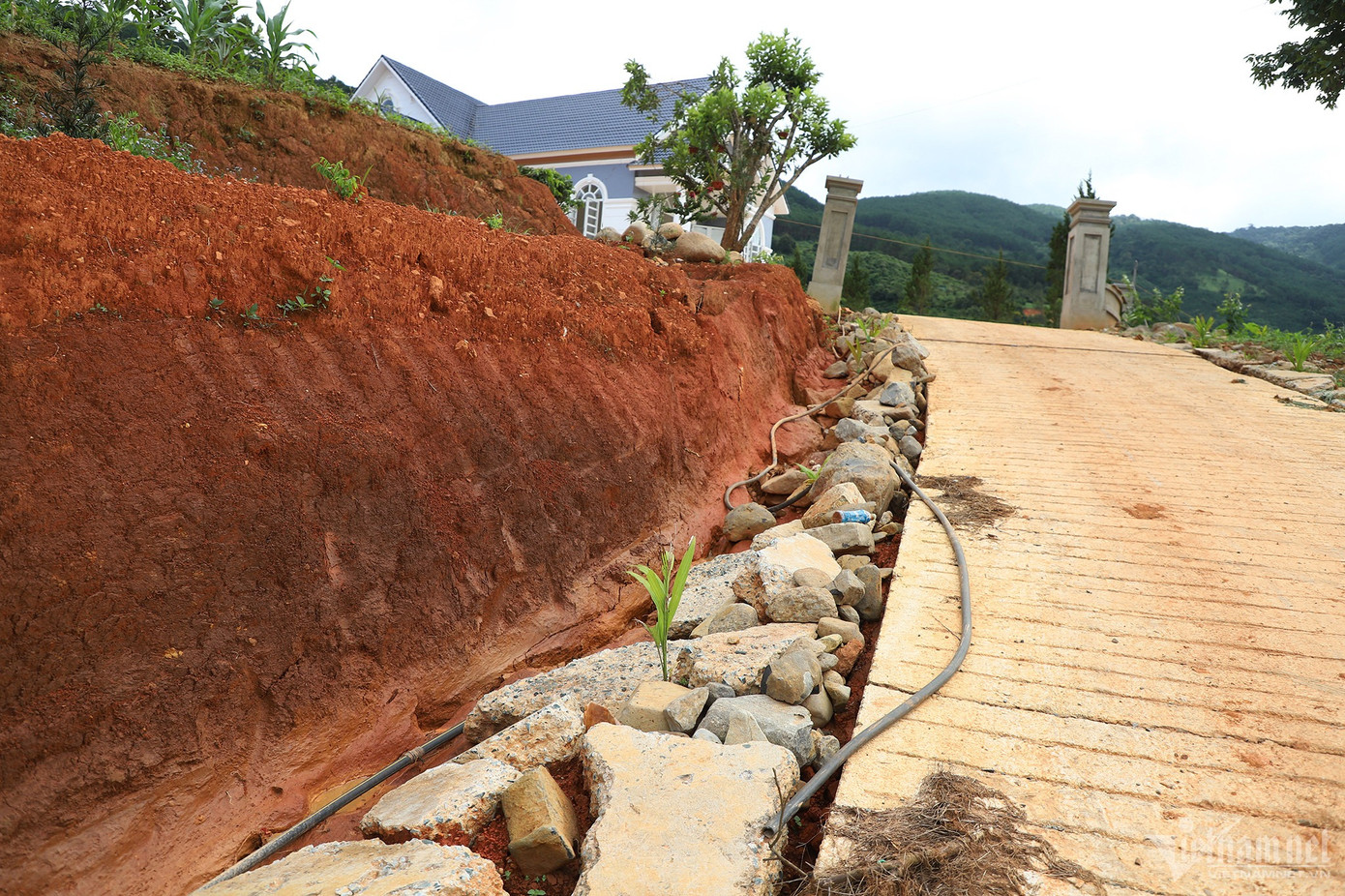 Ghi nhận của ngành chức năng địa phương, tình hình sạt lở tại khu vực này diễn biến phức tạp khi một số vệt nứt càng ngày càng lộ rõ.