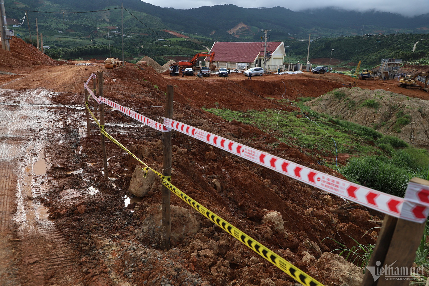 Ghi nhận của ngành chức năng địa phương, tình hình sạt lở tại khu vực này diễn biến phức tạp khi một số vệt nứt càng ngày càng lộ rõ.