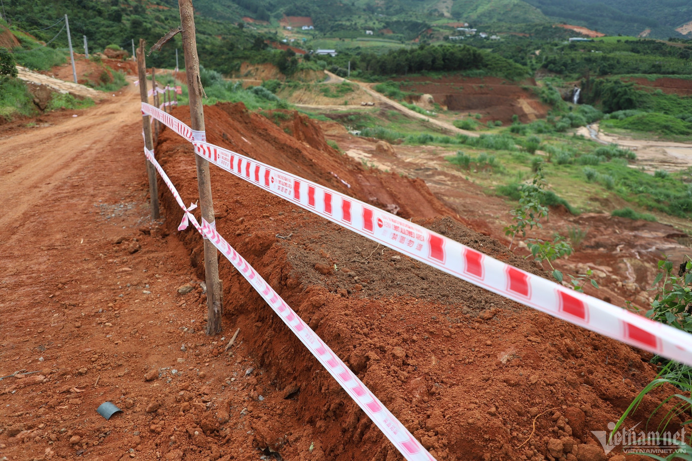 Ghi nhận của ngành chức năng địa phương, tình hình sạt lở tại khu vực này diễn biến phức tạp khi một số vệt nứt càng ngày càng lộ rõ.