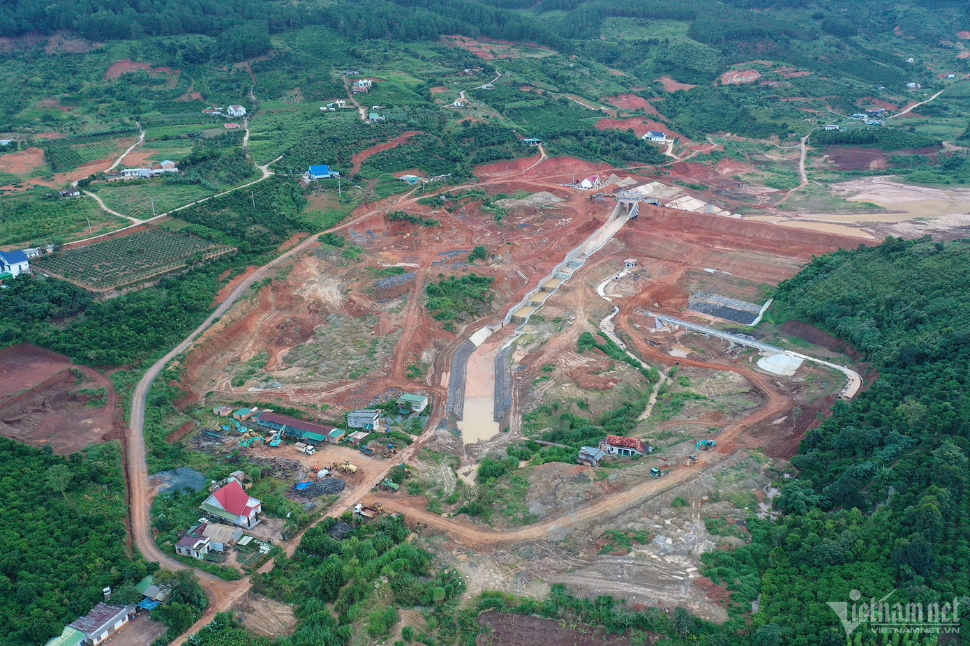 Sau những trận mưa kéo dài, đầu tháng 7, cơ quan chức năng huyện Lâm Hà phát hiện sườn đồi thi công hồ chứa nước Đông Thanh có nhiều vết nứt rộng 20-30 cm ngang qua đất vườn và 3 hộ dân. Gần đây, nhiều vết nứt mới rộng khoảng 50 cm liên tiếp xuất hiện, rồi lan ra khu vực đường dân sinh cạnh dự án.