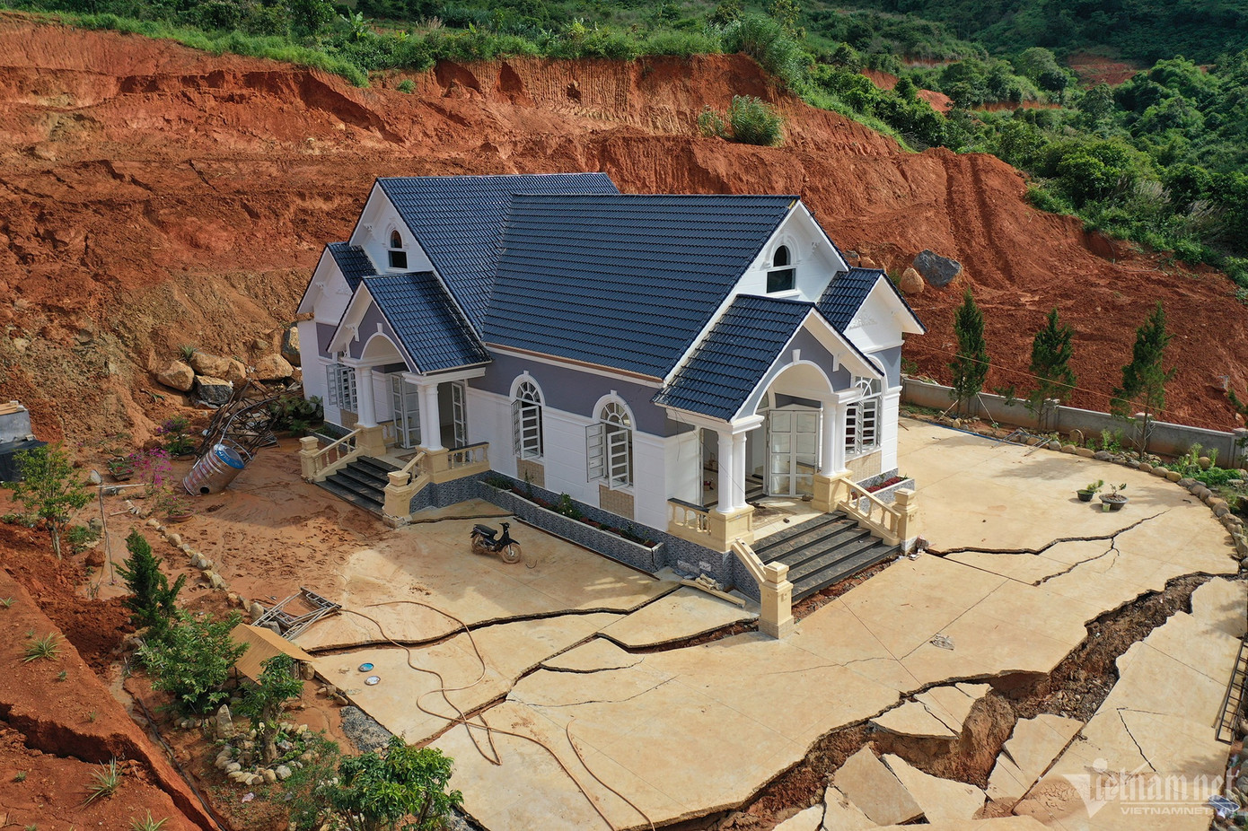 Trong đó, ngôi nhà ông Nguyễn Văn Thắng xây dựng hết 3,5 tỷ đồng bị sụt lún đến 1,5 m từ sân xuống tới nền bê tông.