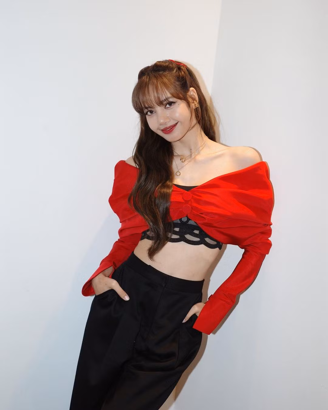 Lisa tiết lộ với tạp chí W Hàn Quốc hai thứ không thể thiếu trong túi xách của cô là vitamin và hồng sâm để bổ sung dưỡng chất cho cơ thể. Ảnh: IG.