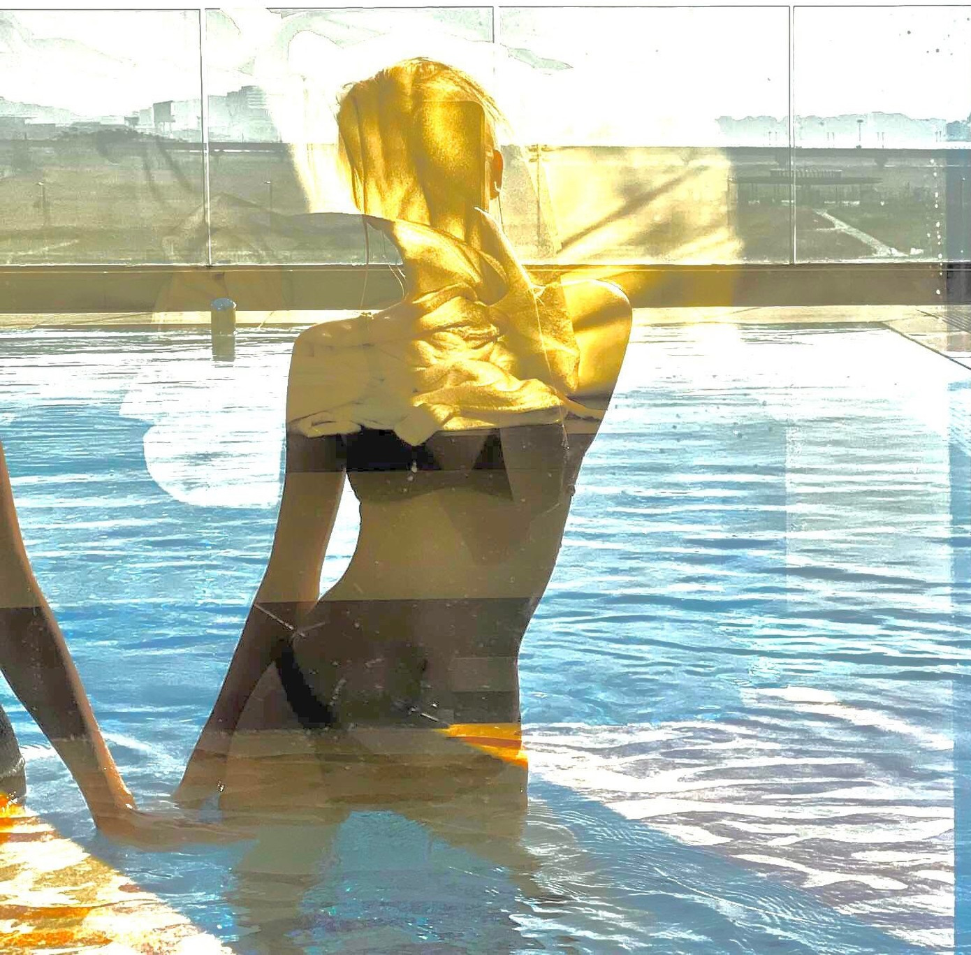 Ngoài gương mặt búp bê, Rosé nổi tiếng nhất với khung xương mảnh mai và khí chất nhẹ nhàng như nước.