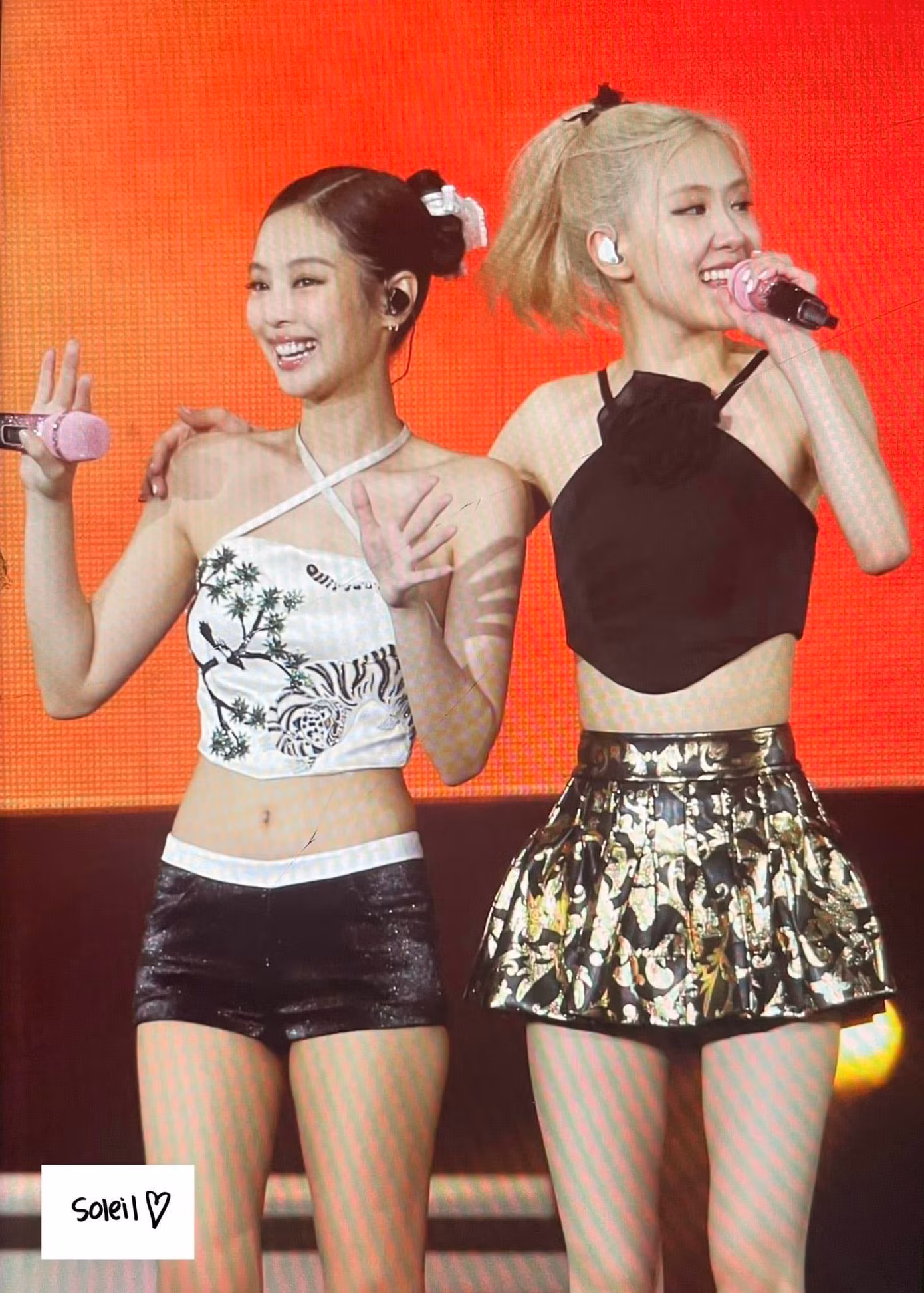 Thân hình của Rosé không hề thua kém Jennie, thậm chí vượt trội về chiều cao. Thân hình của Rosé không hề thua kém Jennie, thậm chí vượt trội về chiều cao.