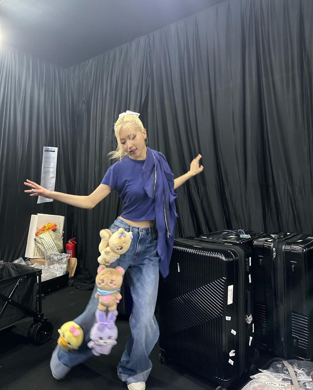 Người đẹp gắn thú nhồi bông đại diện cho 4 thành viên BlackPink trên chiếc quần jean mặc ra sân bay để rời Việt Nam. Ảnh: IG. Người đẹp gắn thú nhồi bông đại diện cho 4 thành viên BlackPink trên chiếc quần jean mặc ra sân bay để rời Việt Nam. Ảnh: IG.