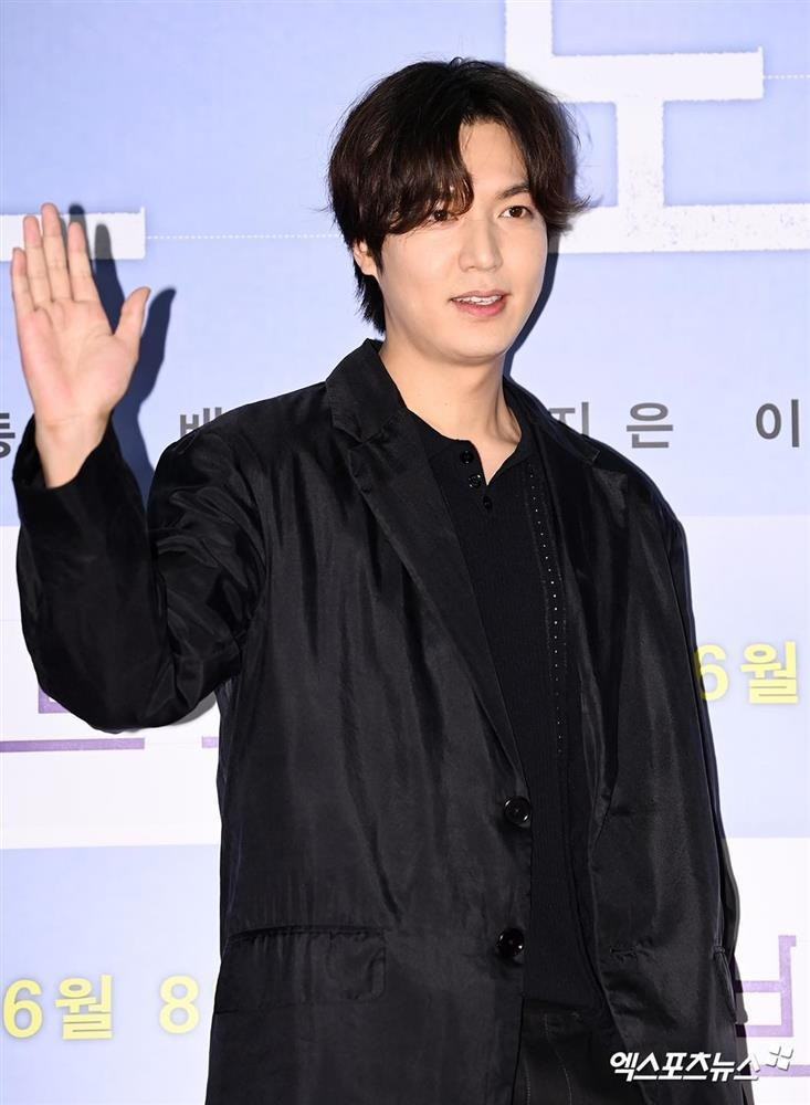 Lee Min Ho nhiều lần bị chê vì không kiểm soát được cân nặng. Ảnh trái chụp năm 2015 và ảnh phải chụp tháng 6/2022. Lee Min Ho nhiều lần bị chê vì không kiểm soát được cân nặng. Ảnh trái chụp năm 2015 và ảnh phải chụp tháng 6/2022.