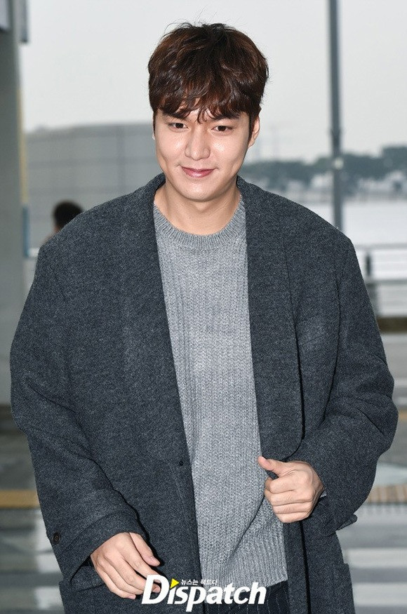 Lee Min Ho nhiều lần bị chê vì không kiểm soát được cân nặng. Ảnh trái chụp năm 2015 và ảnh phải chụp tháng 6/2022. Lee Min Ho nhiều lần bị chê vì không kiểm soát được cân nặng. Ảnh trái chụp năm 2015 và ảnh phải chụp tháng 6/2022.