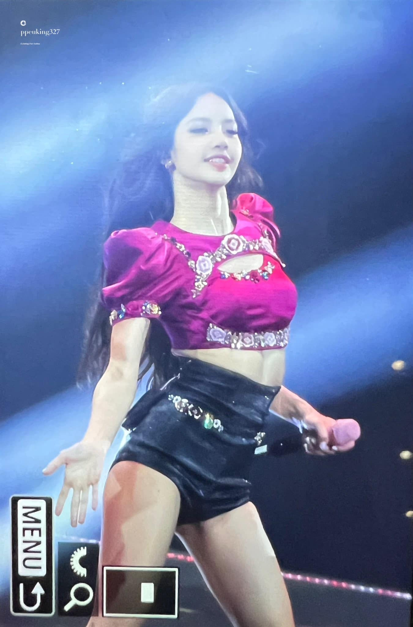 Vòng eo siêu bé và đôi chân thon dài là hai thế mạnh lớn nhất giúp em út BlackPink được ca ngợi là "thánh body" của Kpop. Ảnh: Ppeuking327.